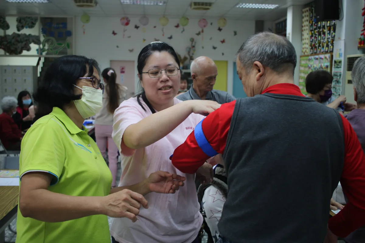 元智大學醫護學院深入社區 教導居民急救技能
